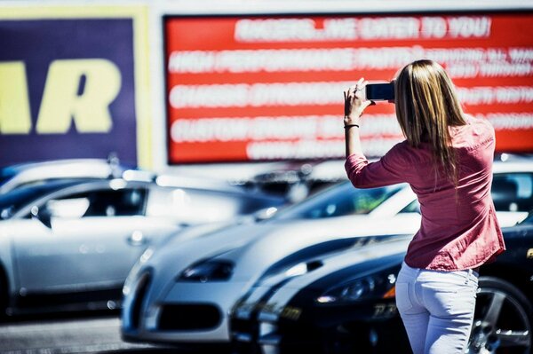 Fille prenant des photos de voiture