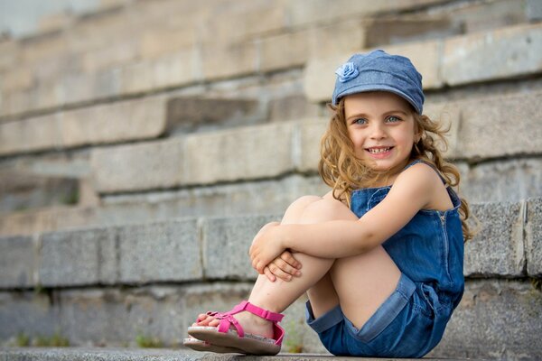 Ragazza in berretto sorridente sulla strada