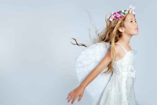 Fille avec des ailes et une Couronne sur fond blanc