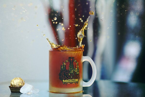 Taza de café y chocolate en la mesa