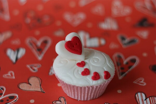 Para el postre, un dulce pastel adornado con corazones de glaseado