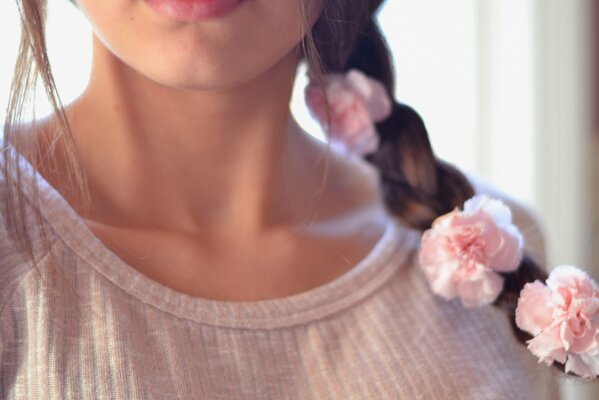 Frisuren mit Rosenblüten beim Mädchen