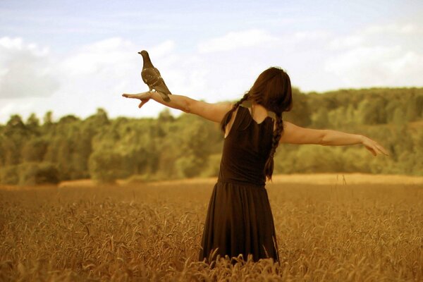 Fille libre et oiseau