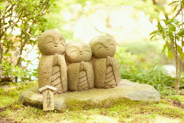 Trois Bouddhas heureux dans la forêt