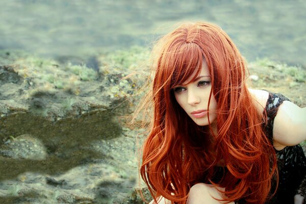 Rousse fille en robe noire et des gants