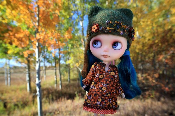 Muñeca con el pelo azul en un gorro verde