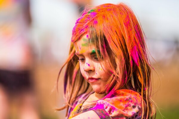 Fille en peinture au Festival des fleurs