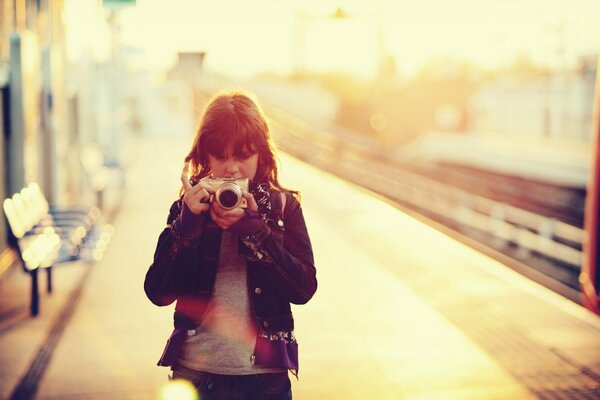 Ragazza con la macchina fotografica sulla piattaforma