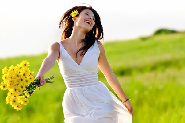 Ragazza felice con bouquet di margherite