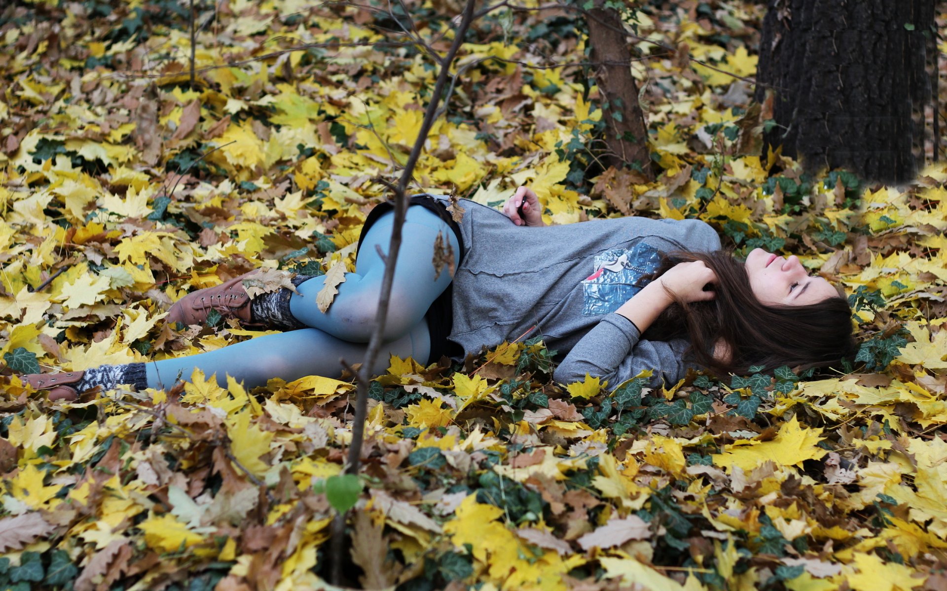 stimmung natur wetter jahreszeit herbst gefallene blätter laub erde mädchen brünette blau strumpfhose liegt ruht sich aus geschlossene augen träume traum traum baum park