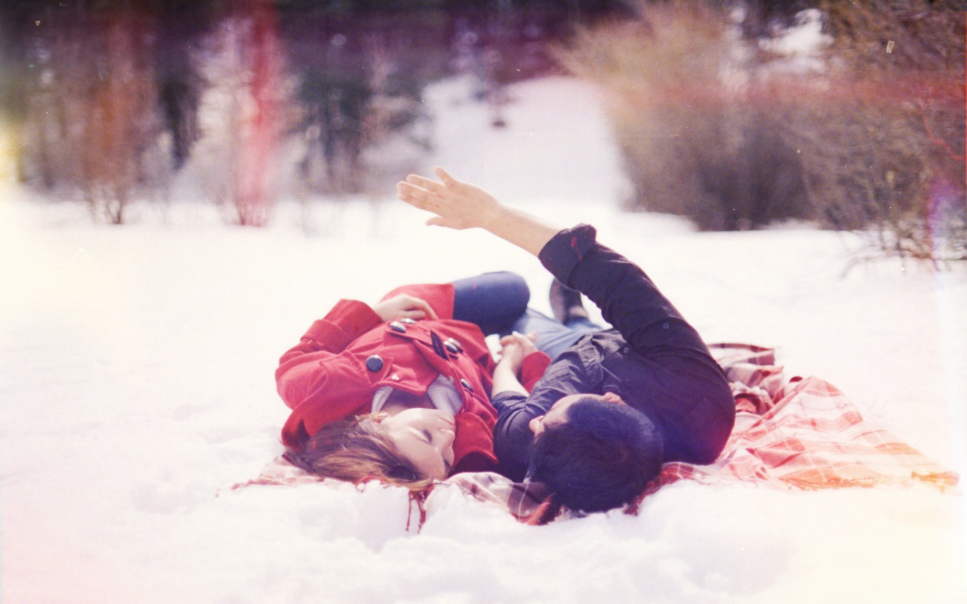 stati d animo amore ragazza ragazzo uomo brunet neve fiocchi di neve inverno relazioni natura alberi. albero