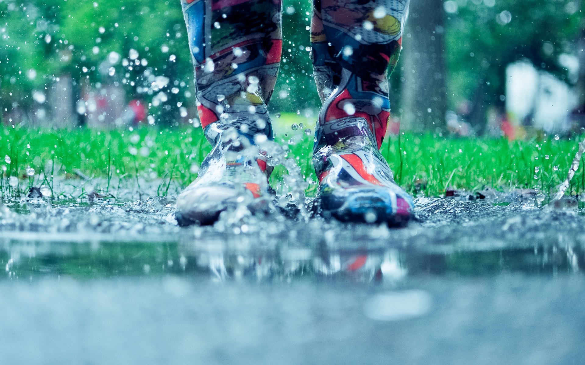 bottes en caoutchouc flaque d eau éclaboussures