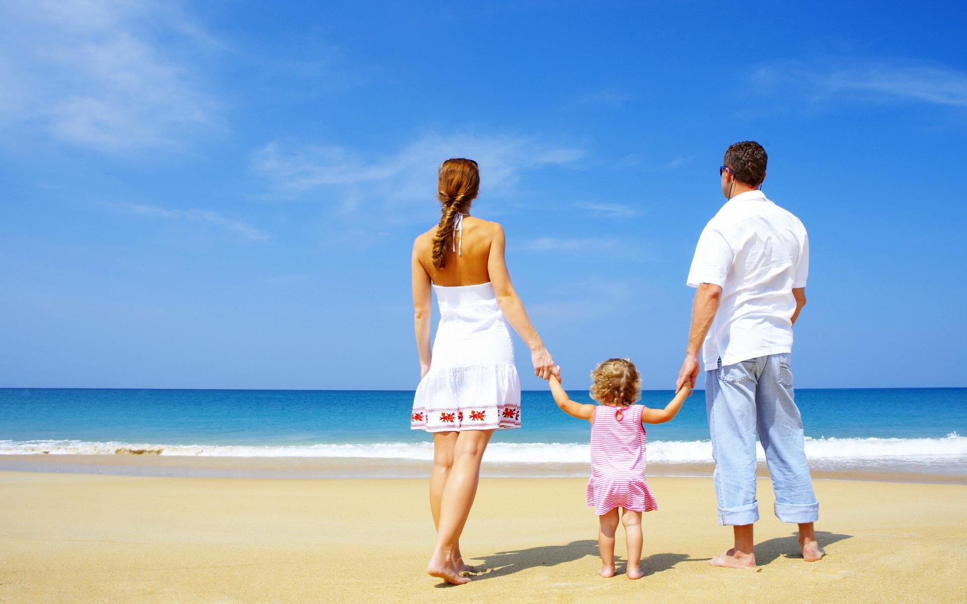 ufer sand strand meer horizont himmel familie mama papa trio