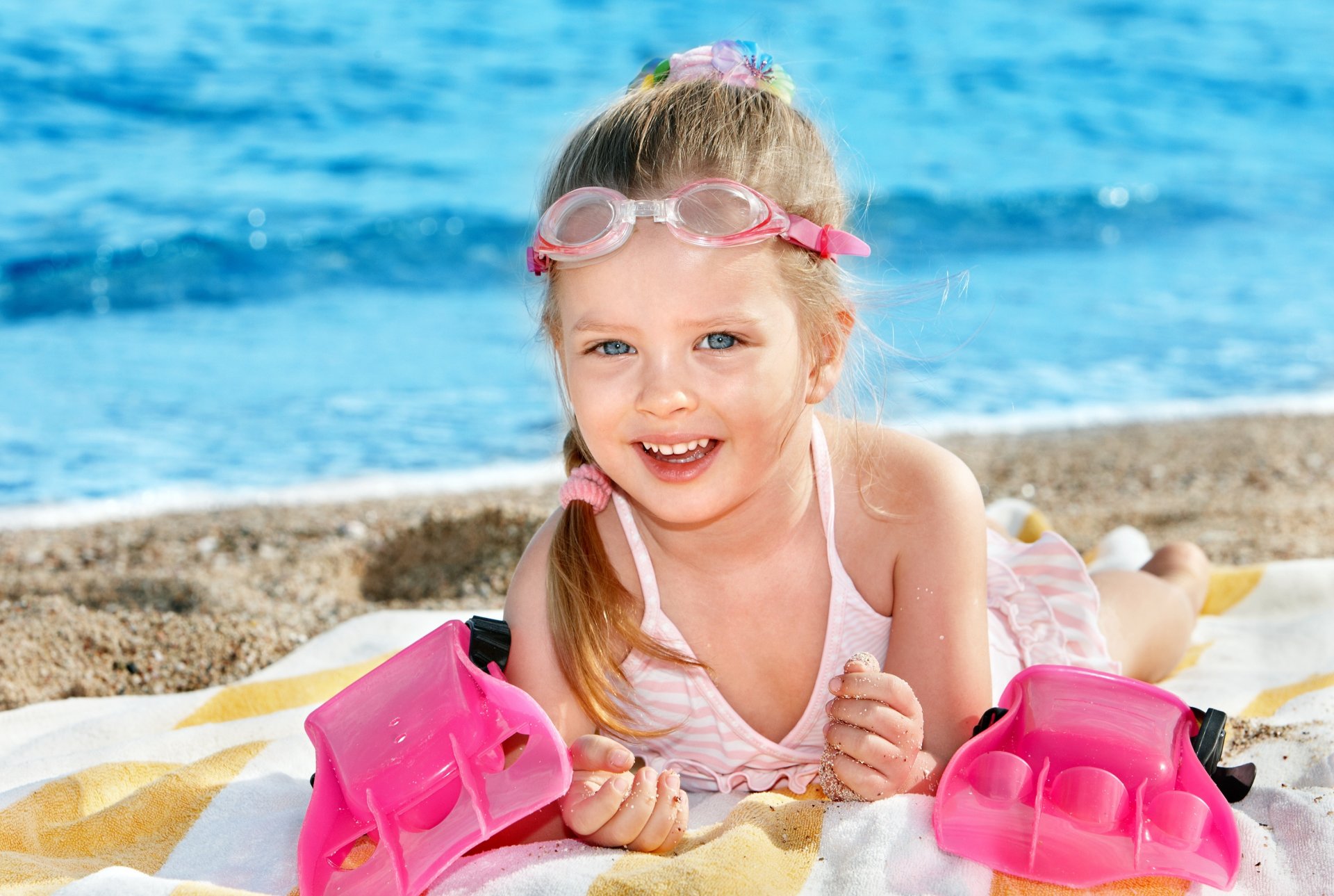 feliz nadador niña bebé felicidad alegría playa verano mar feliz nadador niña niños lindo hermoso alegre verano