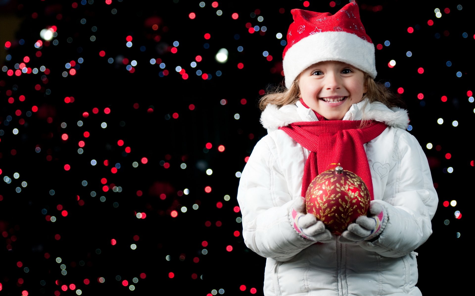 nouvel an vacances vacances joyeux noël humeur joie bonheur sourire enfant fille arbre de noël boule rouge chapeau bonnet gants nuit lumières