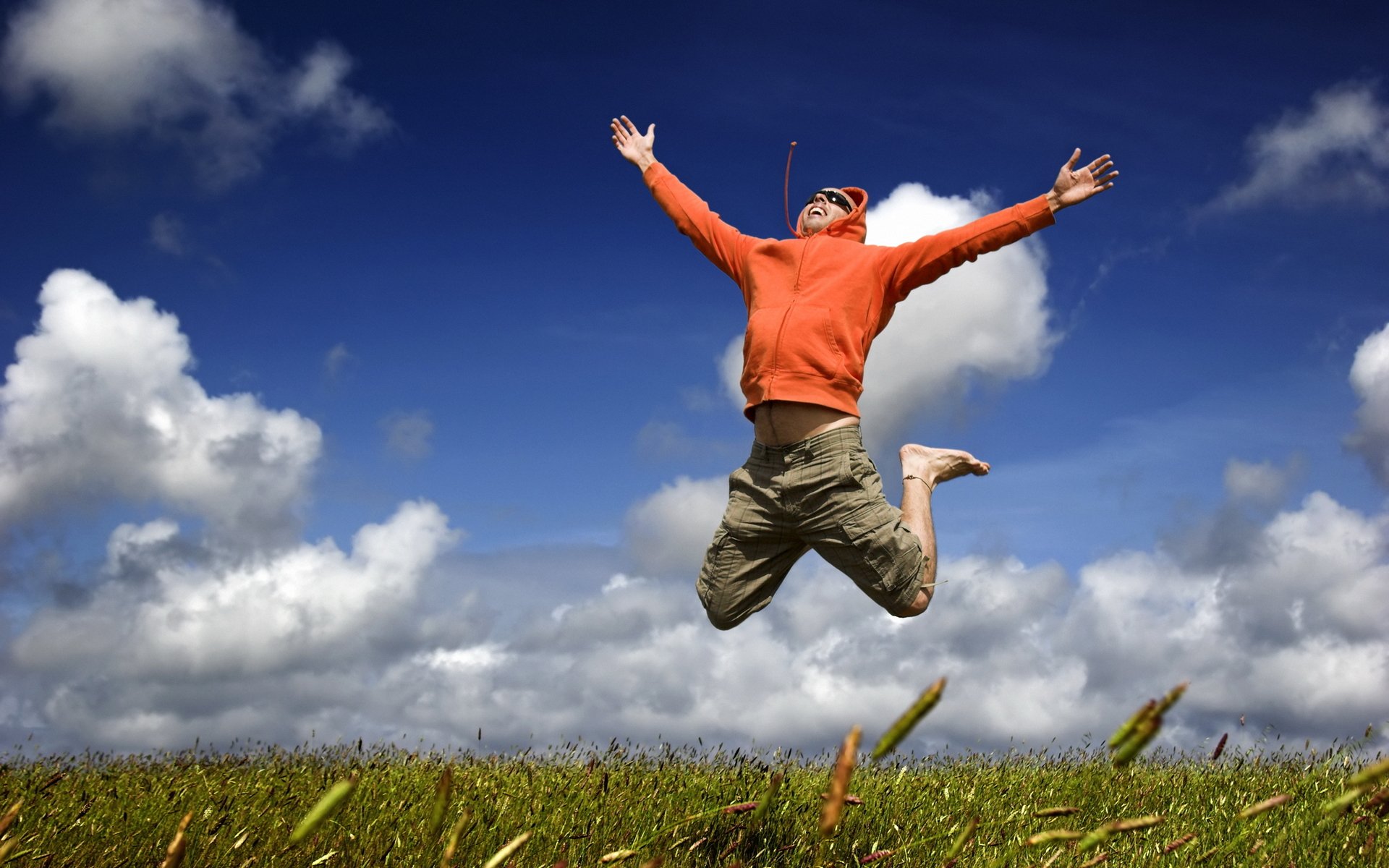 estado de ánimo alegría felicidad salto vuelo hombre chico hierba cielo nubes