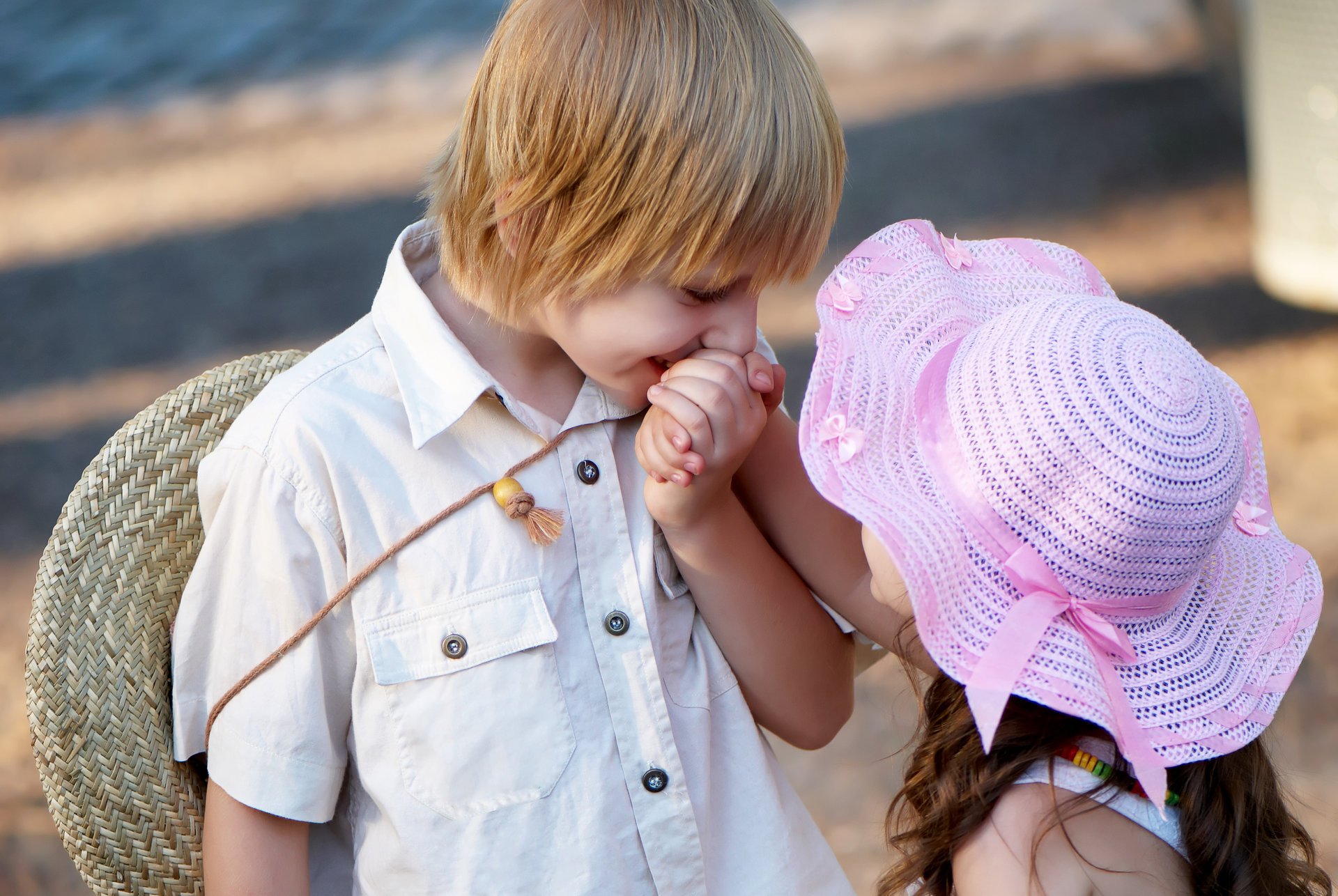 sanfter kleiner junge süßes kleines mädchen kuss liebe liebesromane valentinstag kindheit kind sanfter junge süßes mädchen romantik kinder