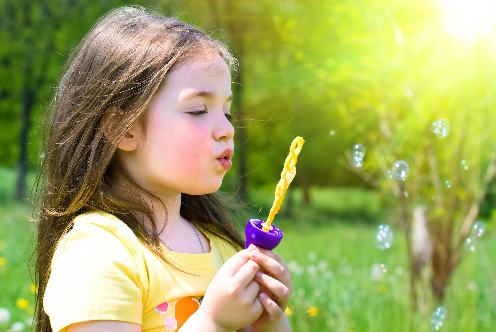 hell mädchen spielen glück niedlich blasen frühling natur gras bäume blumen blond niedlich spielen glück niedlich schön frühling kind kindheit kinder