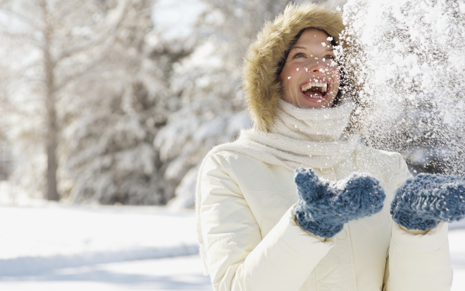 stati d animo ragazza neve inverno gioia risate sorriso fiocchi di neve guanti mani natura