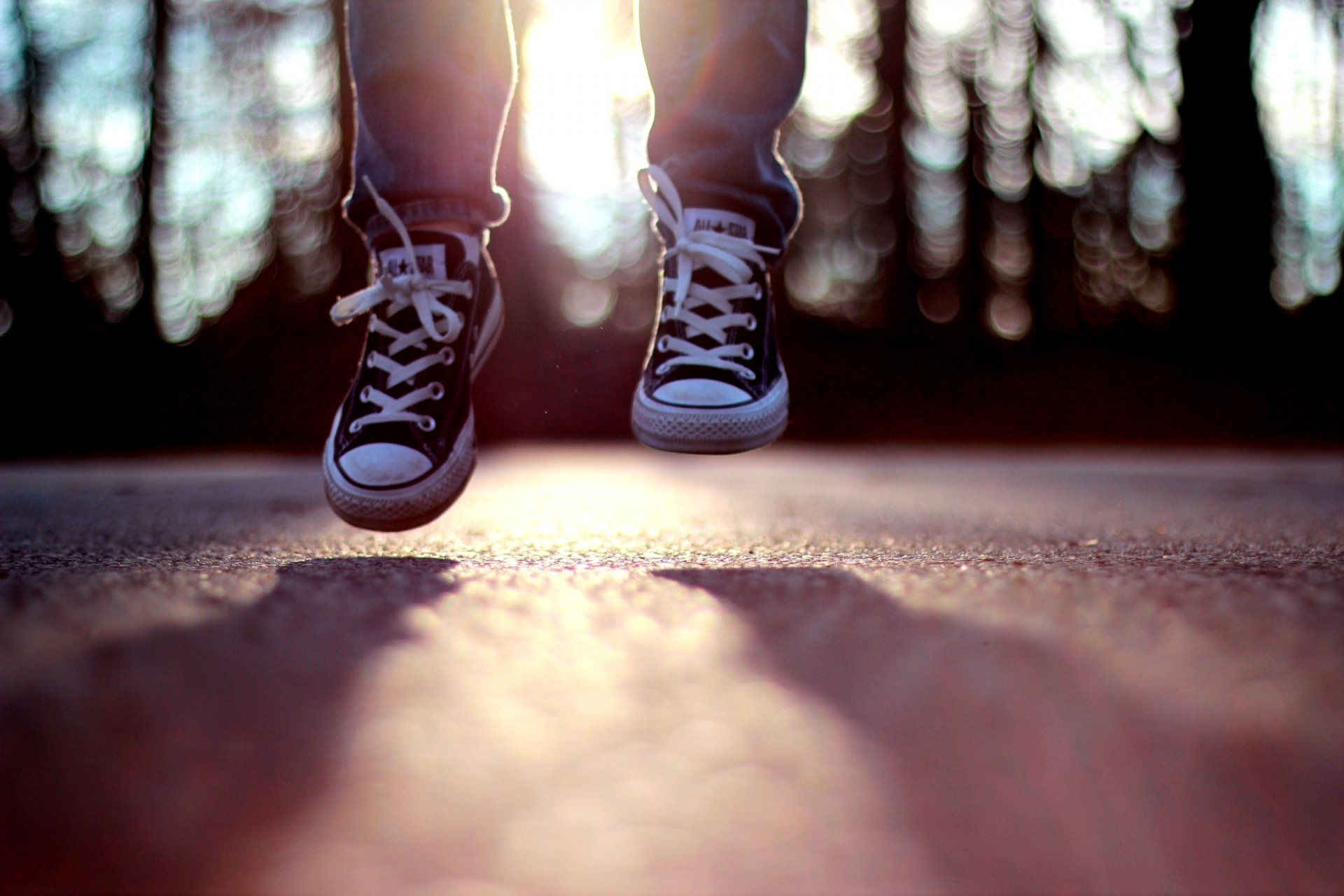 estado de ánimo salto zapatillas de deporte día sol bokeh