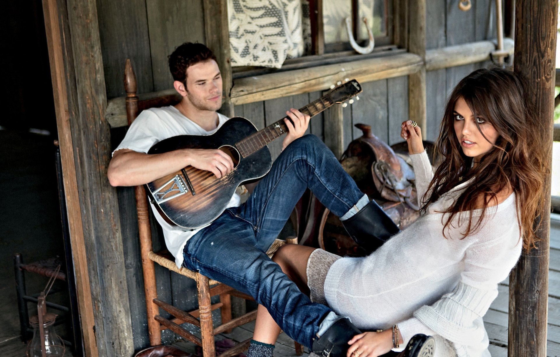 kellan lutz fille modèle gars brunette selle cabane maison guitare jouer fond d écran