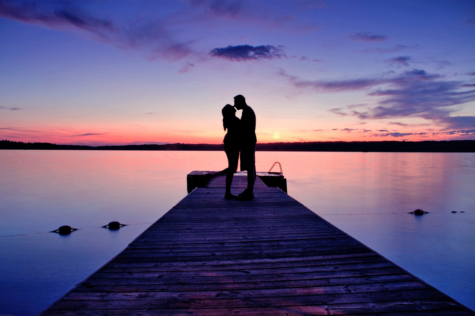 dos pareja él ella puesta de sol lago muelle muelle noche amor