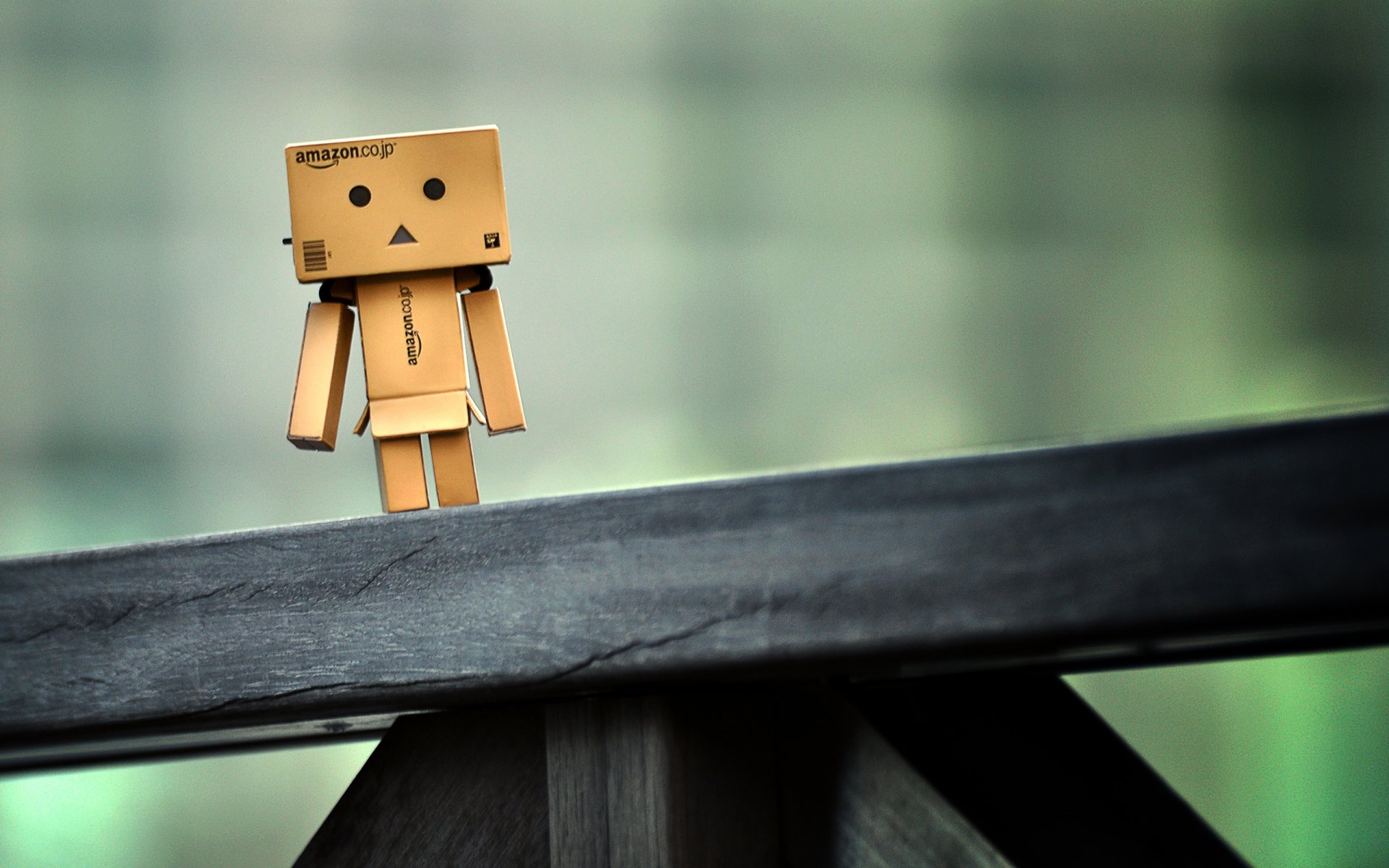 danbo amazon pudełko biurko zabawka karton opakowanie 2560x1600