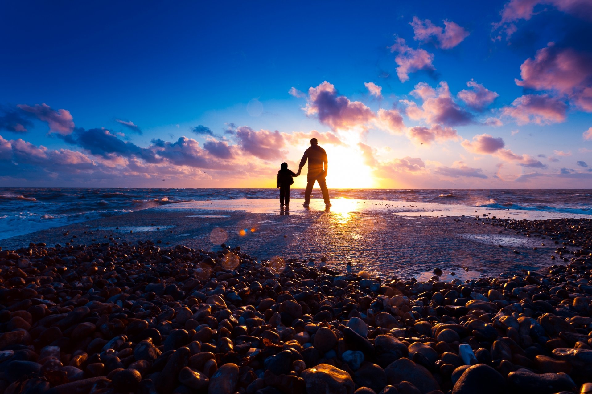 côte mer pierres plage coucher de soleil soleil rayons lumière guy garçon silhouette humeur