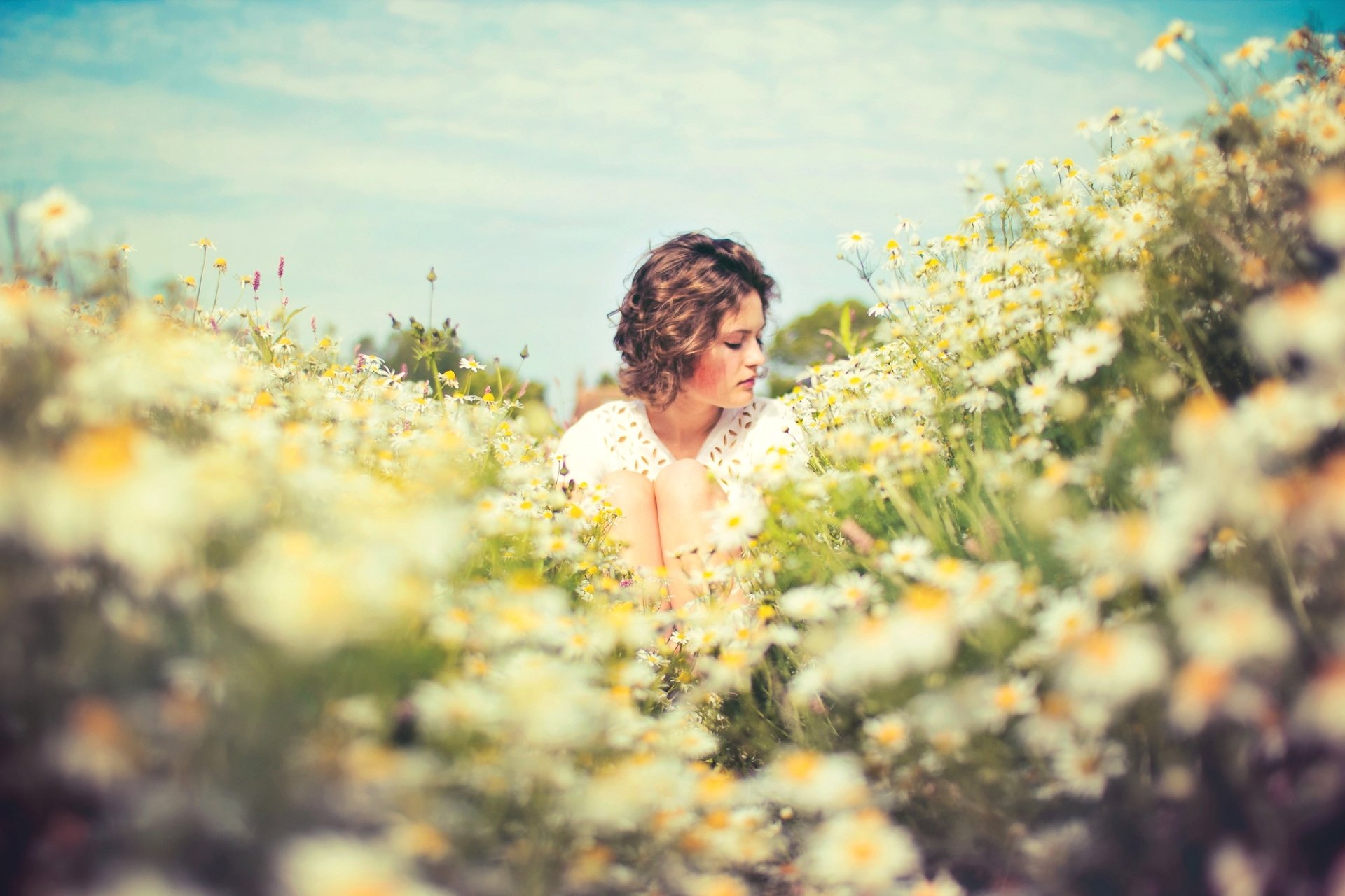 fille champ marguerites été soleil humeur