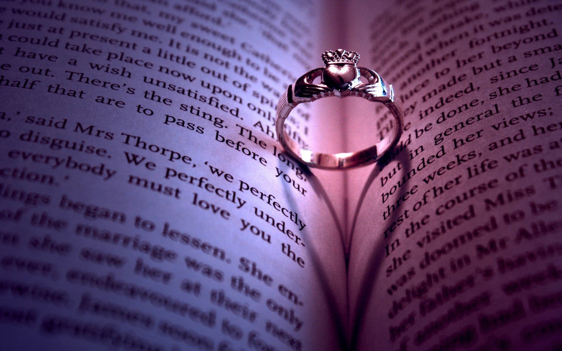 anillo libros letras amor papel