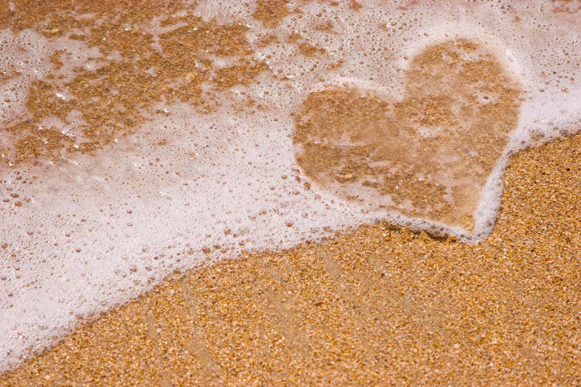 mare amore cuore schiuma ciottoli spiaggia