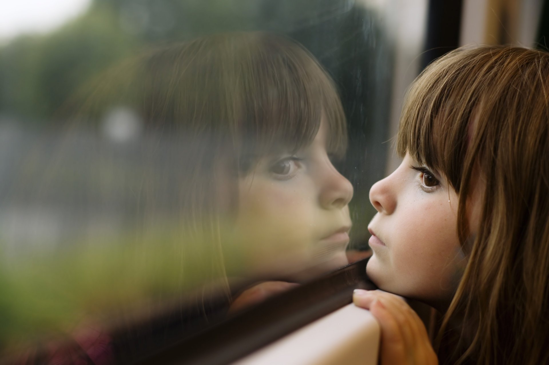 enfant peu fille beauté tristesse enfance fenêtre réflexion enfants petit filles mignon fenêtres réflexions