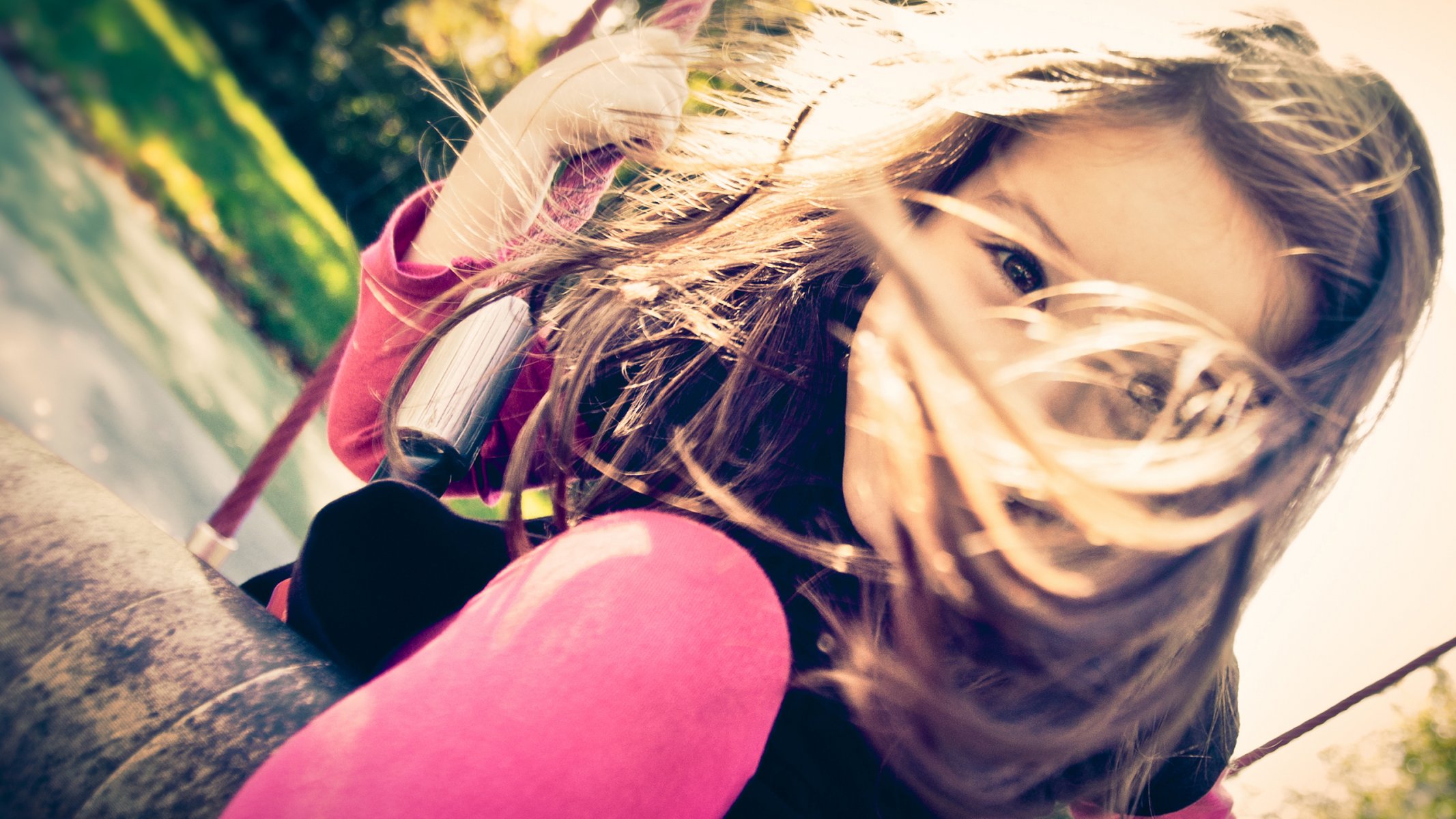 erdbeere schaukel schaukel schaukel stimmung mädchen mädchen kinder baby kleinkinder baby haar wind bokeh fokus unschärfe full hd hintergrundbilder 2560x1440 hintergrundbilder straße entspannung freude gesicht beine glück kindheit nostalgie vergnügen hintergrundbilder oh