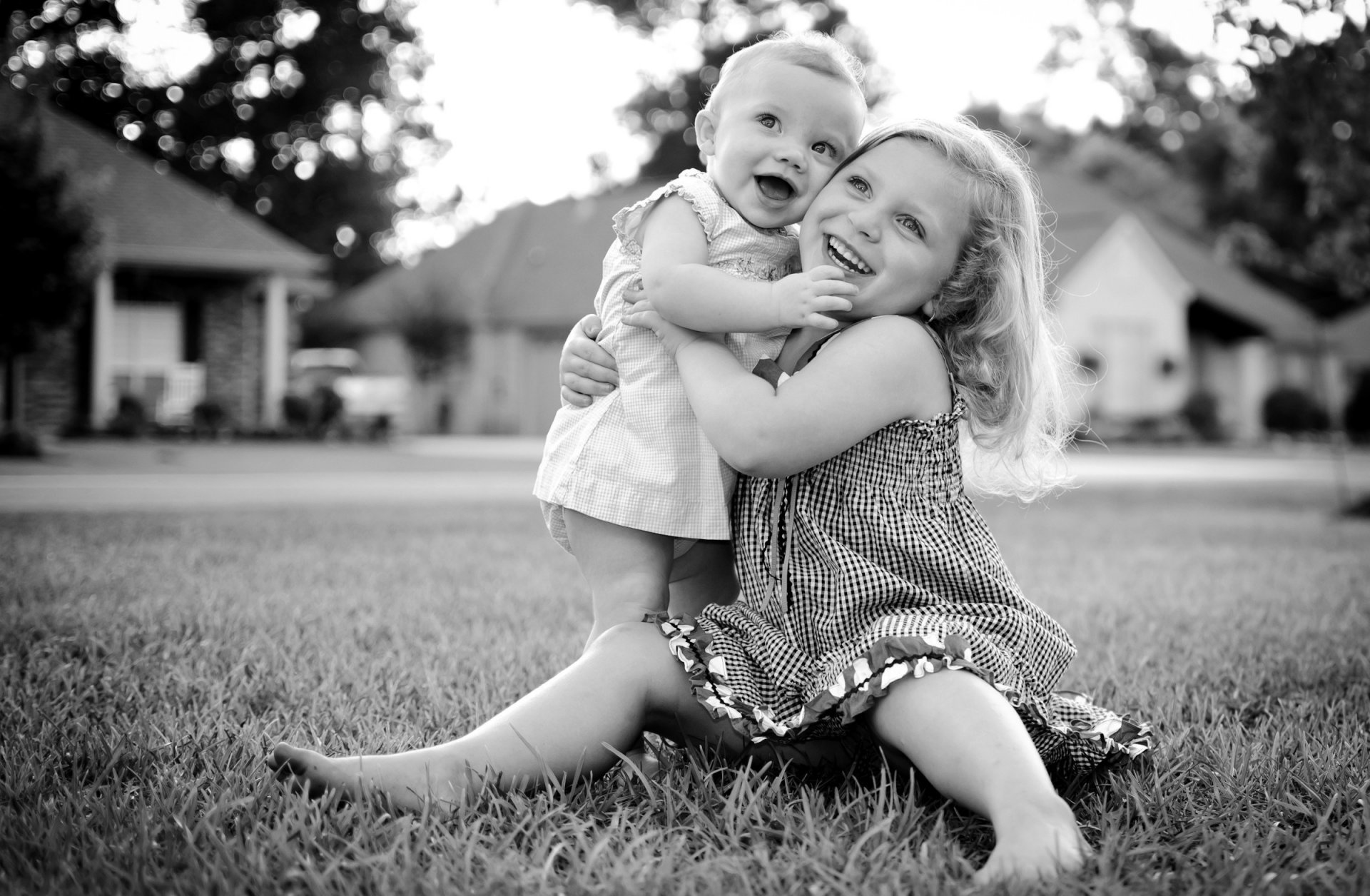 enfants bambins fille noir et blanc photo humeur joie bonheur sourires câlins