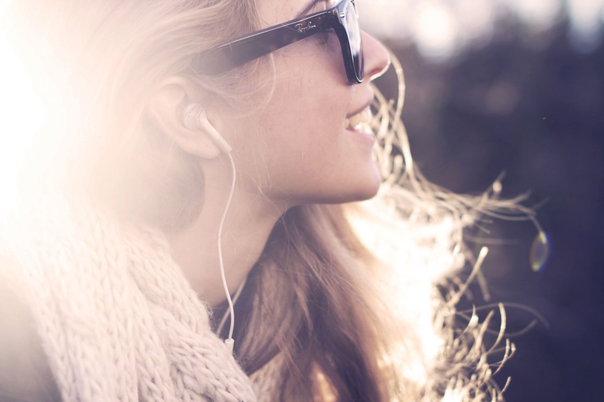 humeur sourire fille lumière rayons soleil musique casque écharpe