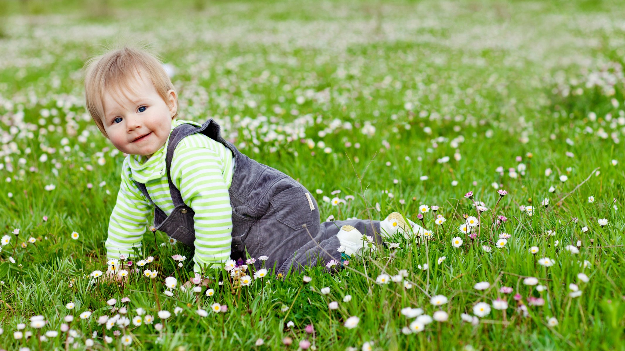 kind baby glücklich spielen niedlich freude garten gras blumen kinder glücklich spielen niedlich