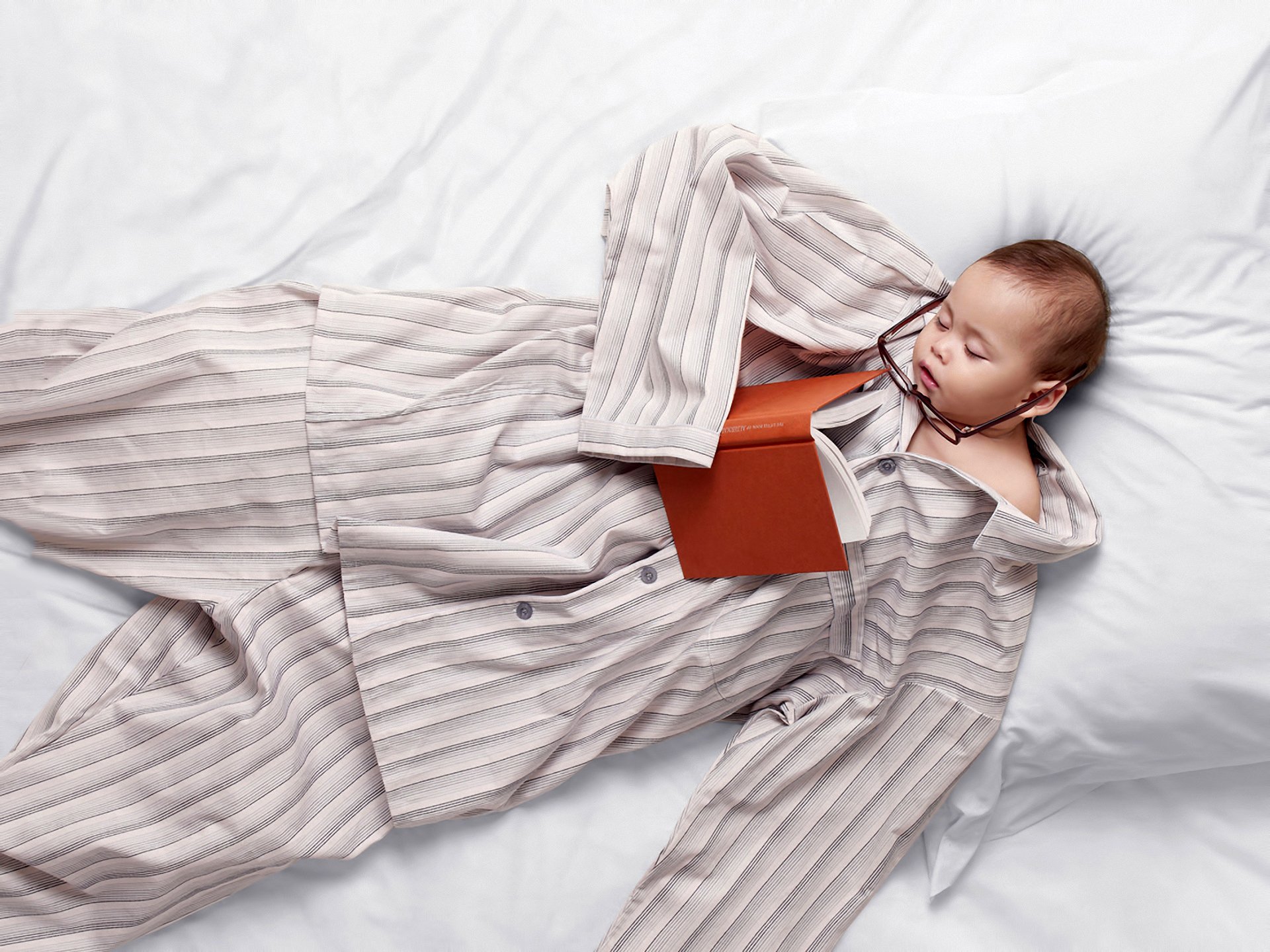 bambino sonno pigiama letto libro occhiali