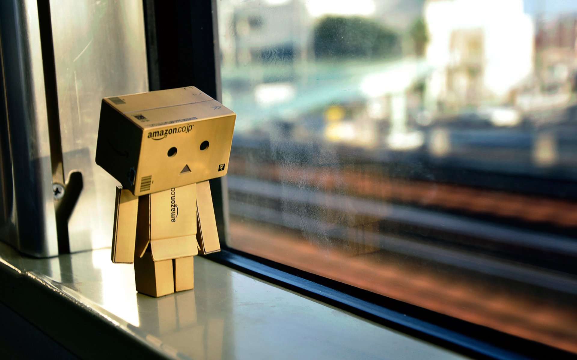 danbo amazon boîte fenêtre jouet carton réflexion lumière bokeh emballage 2560x1600