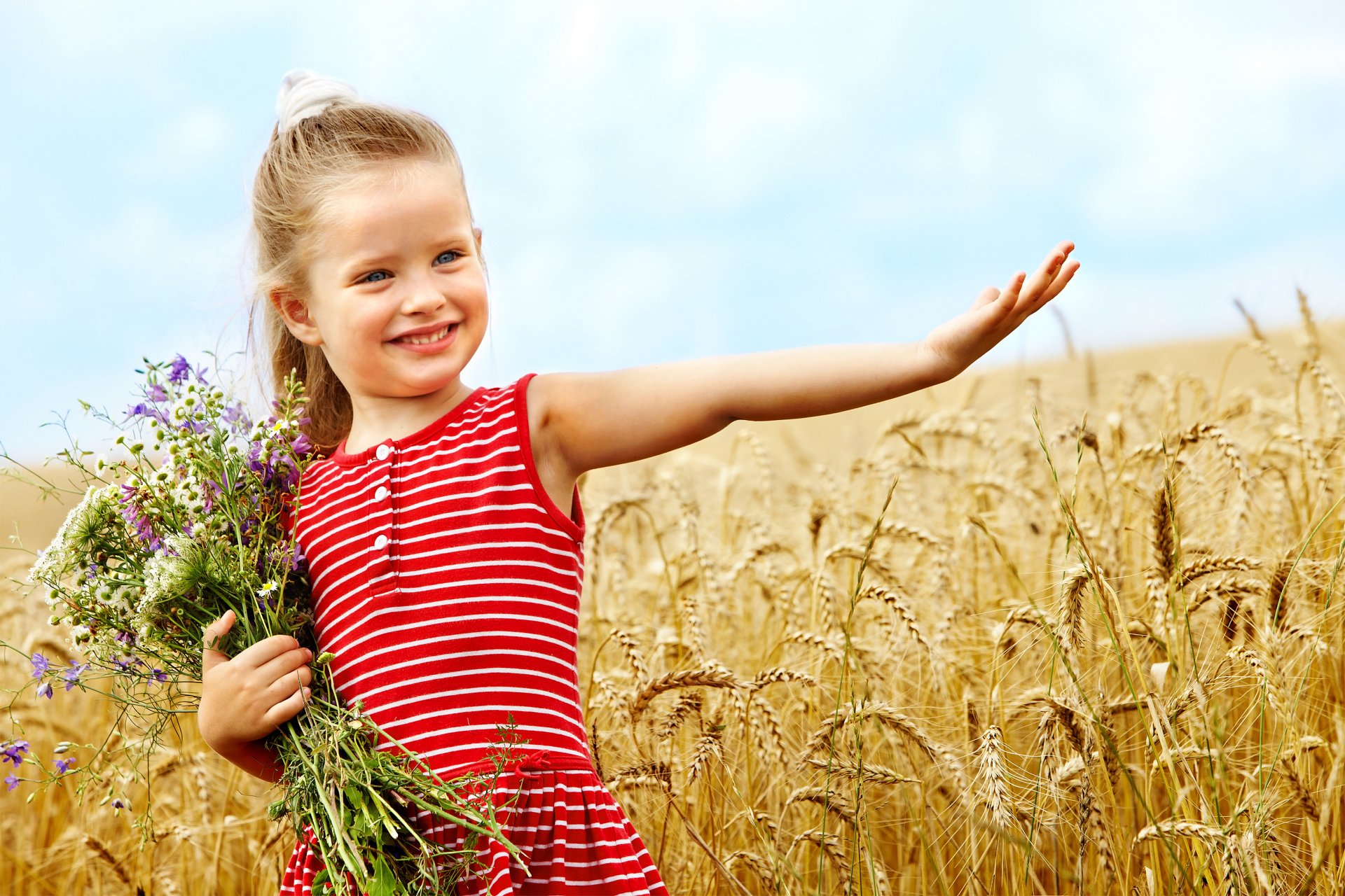 linda niña campo de trigo ramo flores sonriendo felicidad bebé infancia sonrisas niños