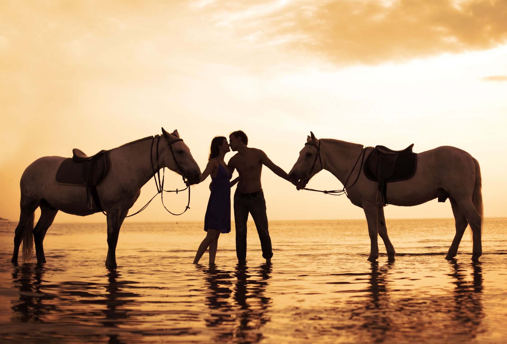 foto romantico amore sentimento fidanzato ragazza coppia bianco cavallo relazione mare tramonto