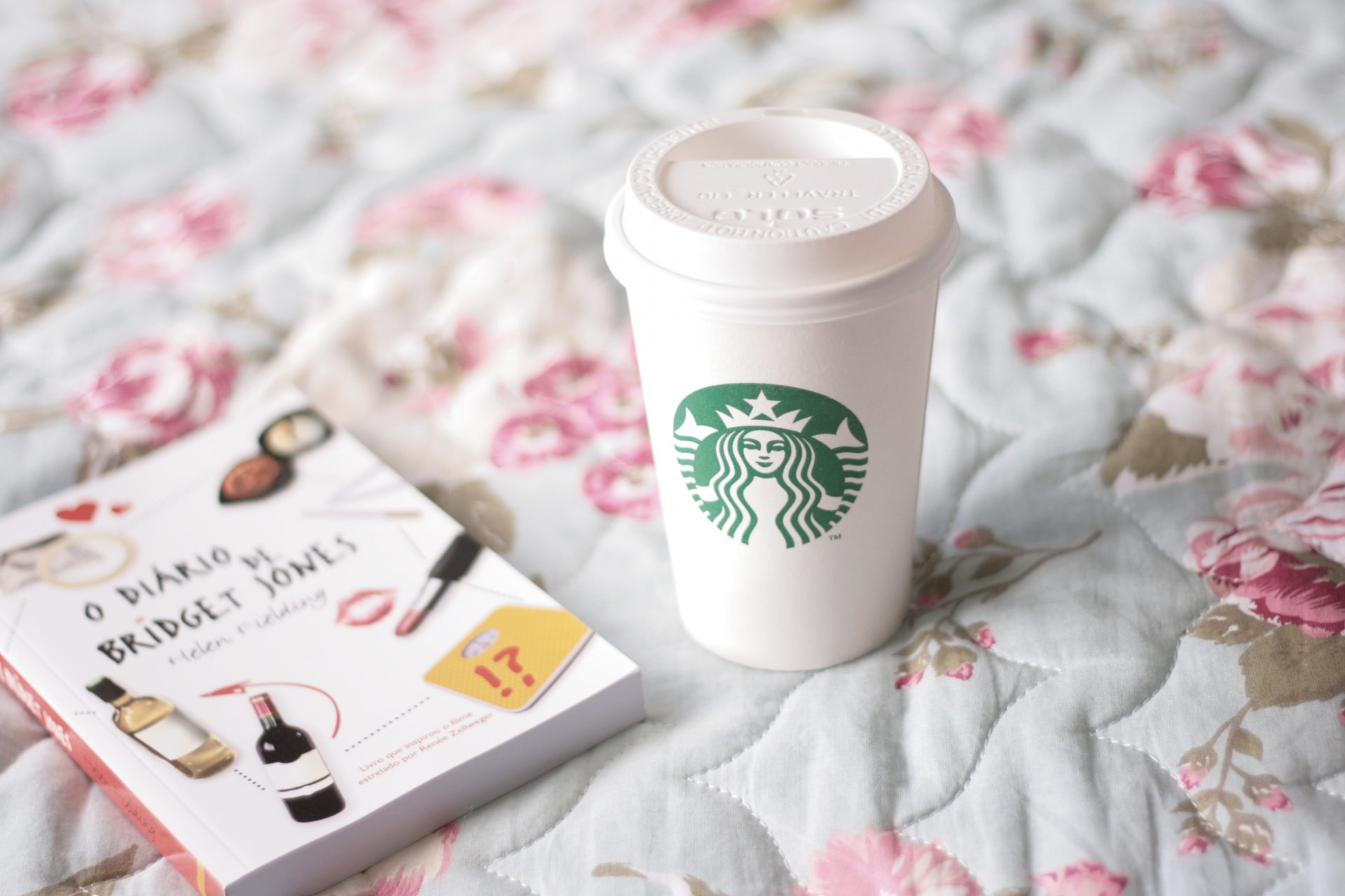 tarbucks stimmungen tasse becher glas bücher bett starbucks-kaffee tagebuch