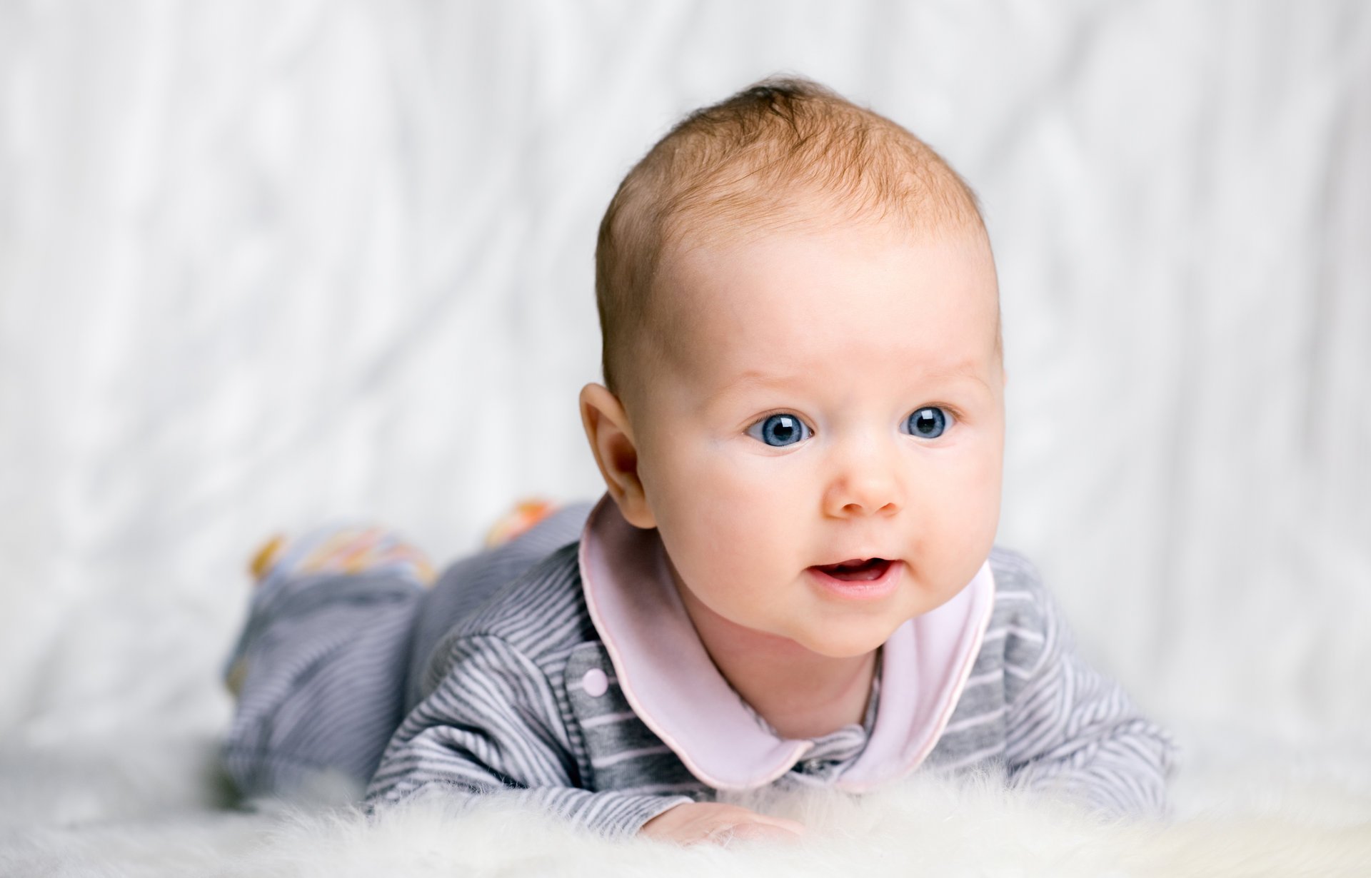 glamouröse kinder glücklich blaue augen kindheit glamouröses kind glücklich