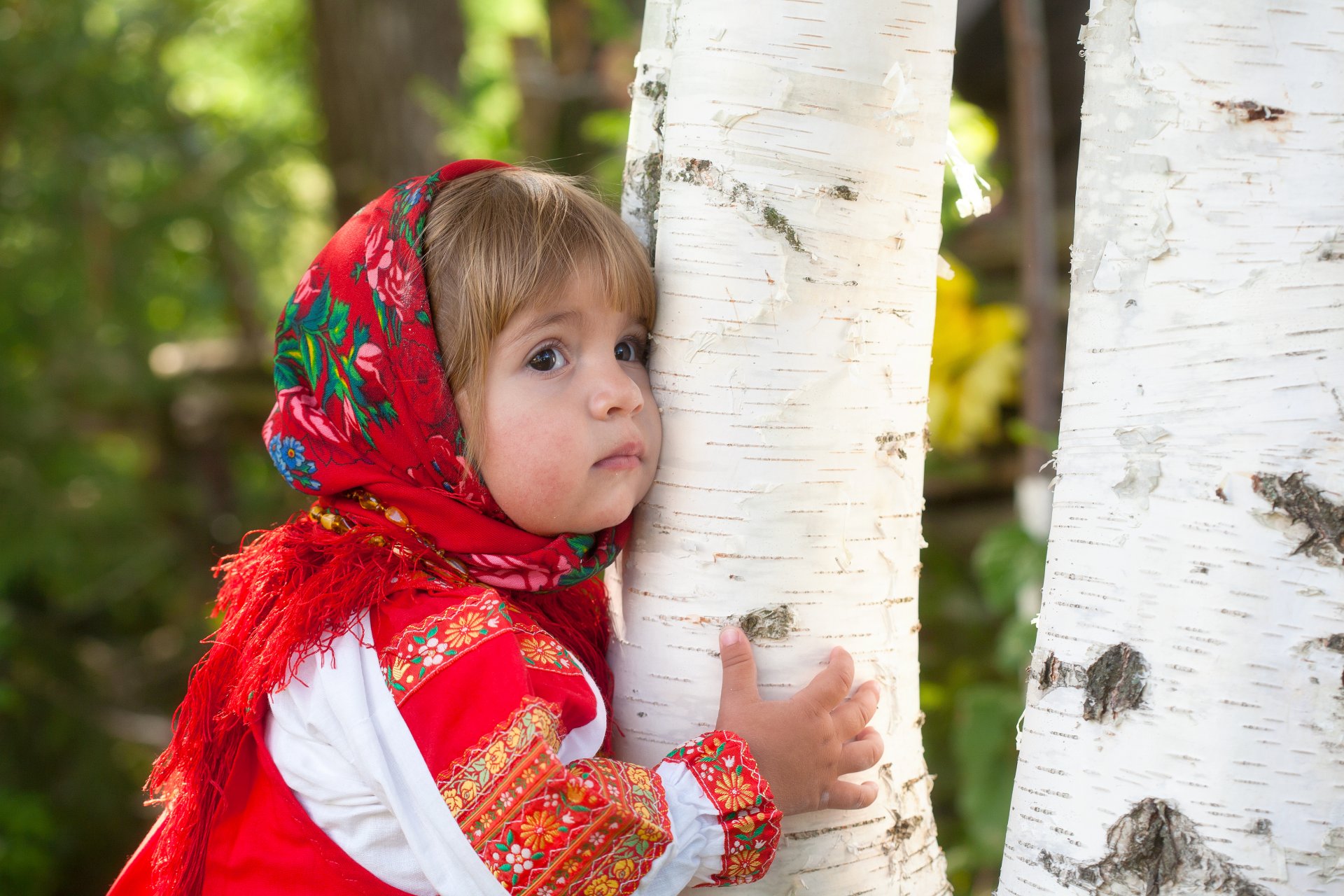 niña verano arboleda traje vestido rusia