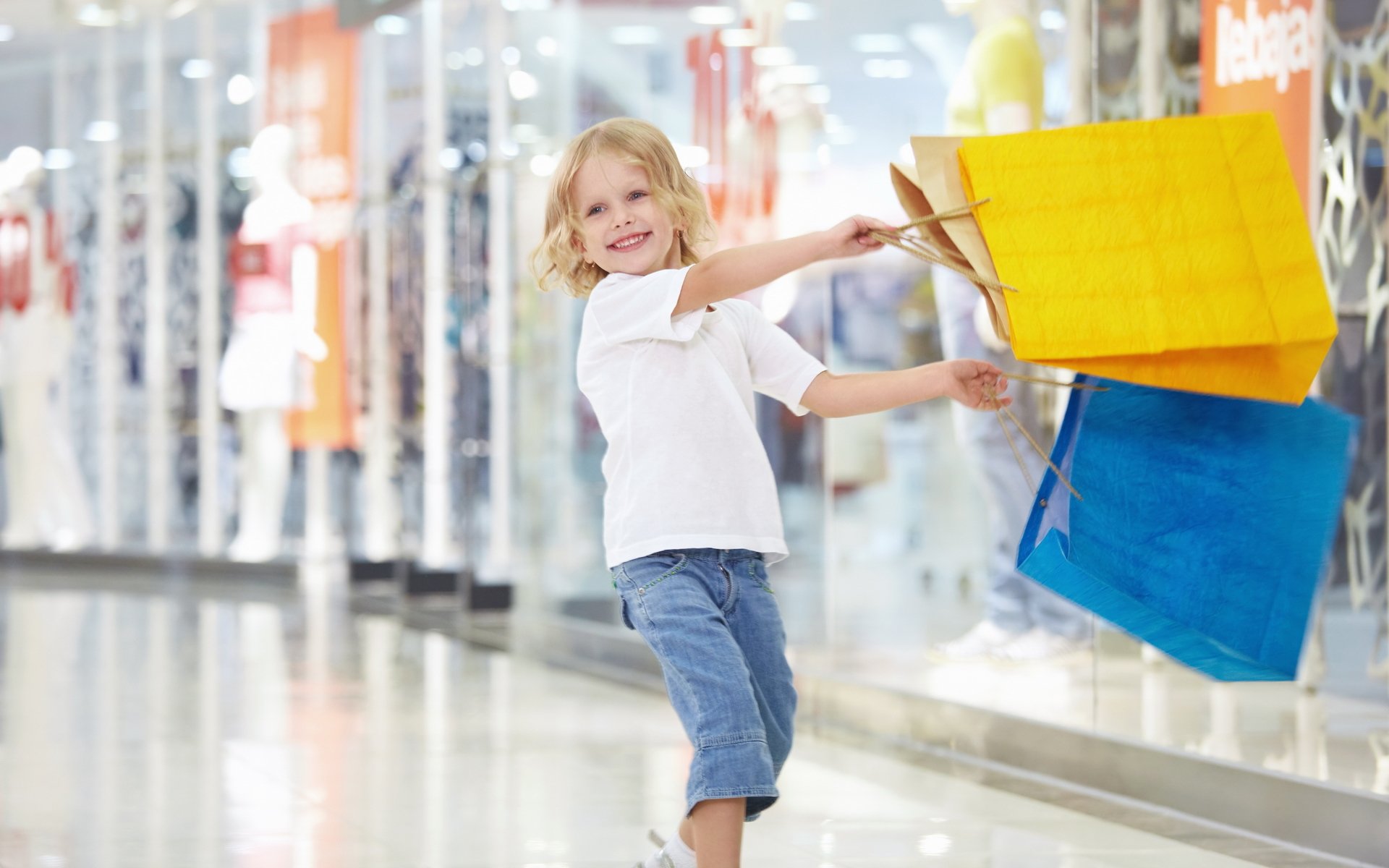 mädchen kind freude glück lächeln lachen pakete einkaufen einkaufen gelb blau