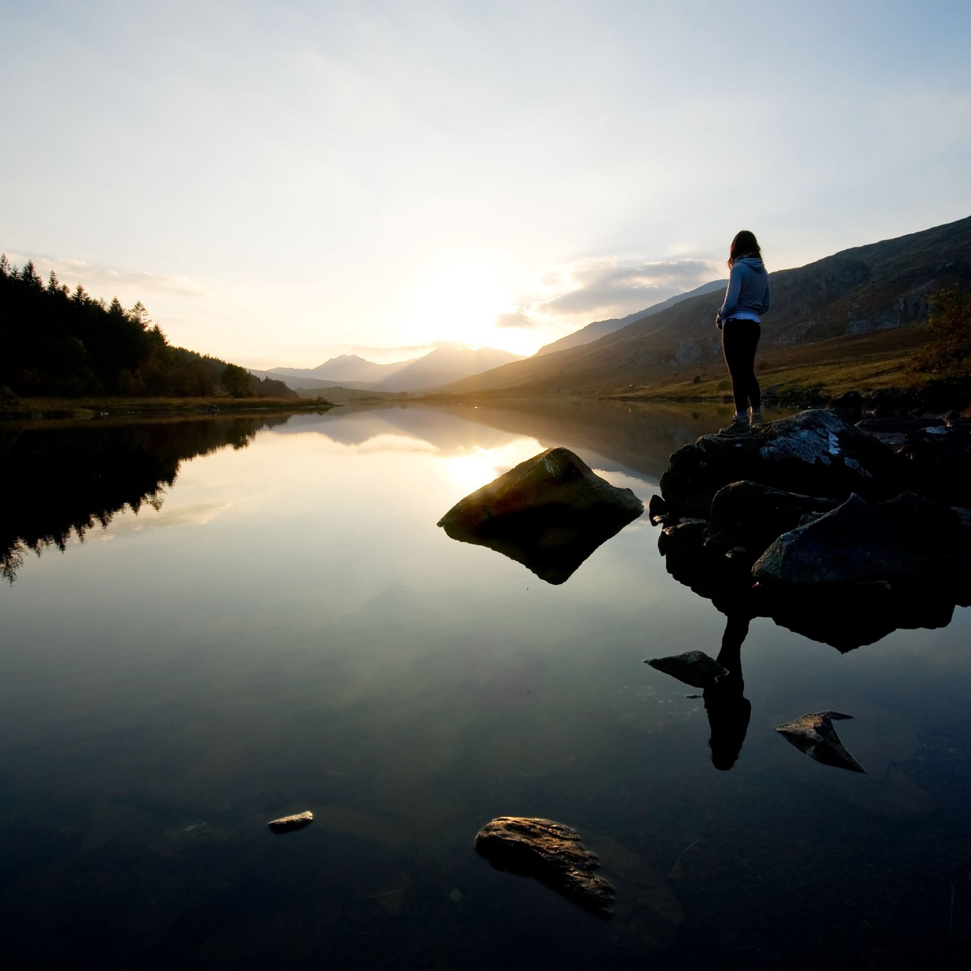 montagnes coucher de soleil fille lac humeur calme ciel nuages