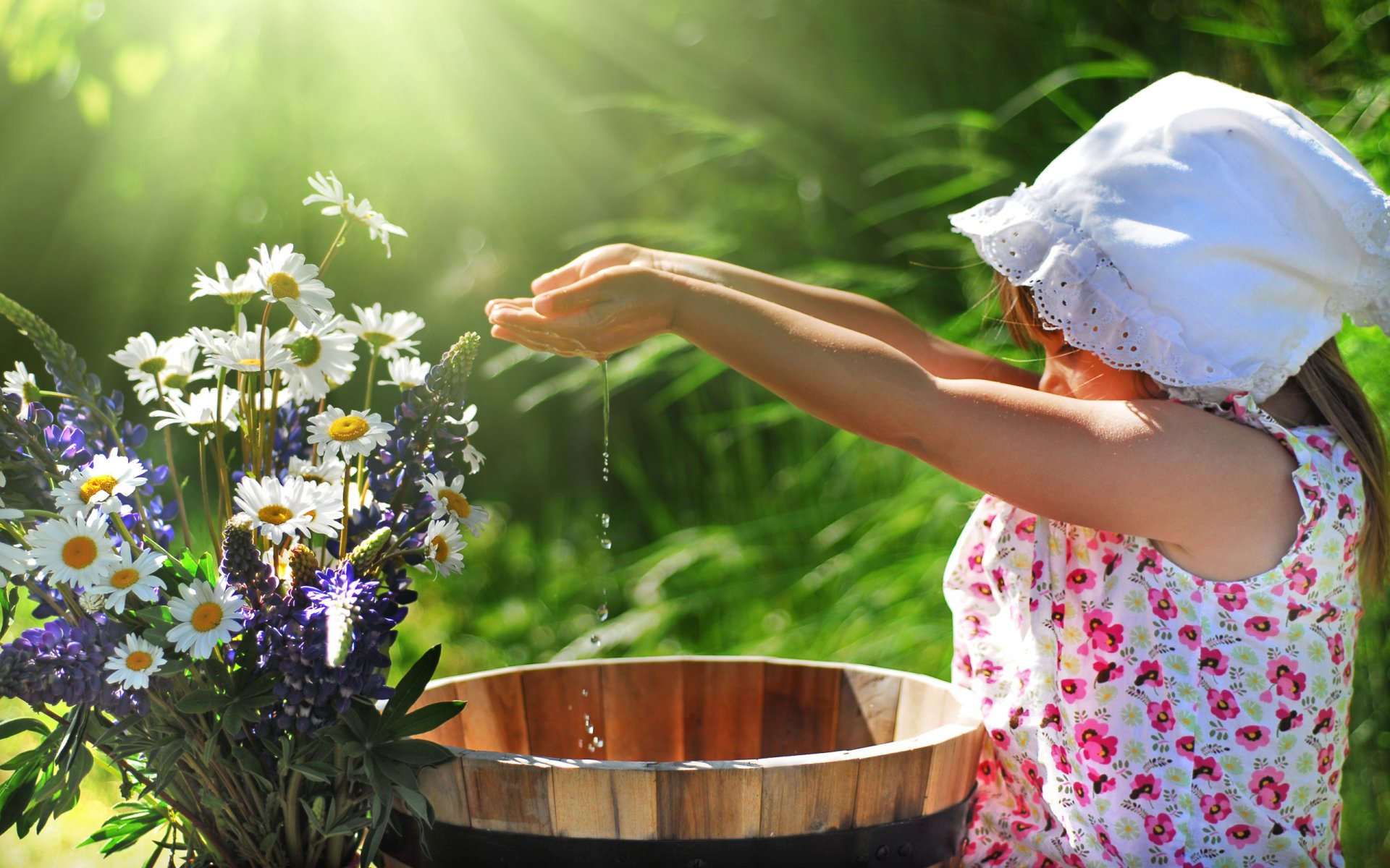 mädchen sommerkleid kopftuch palmen wasser tropfen blumen gänseblümchen grüns frühling