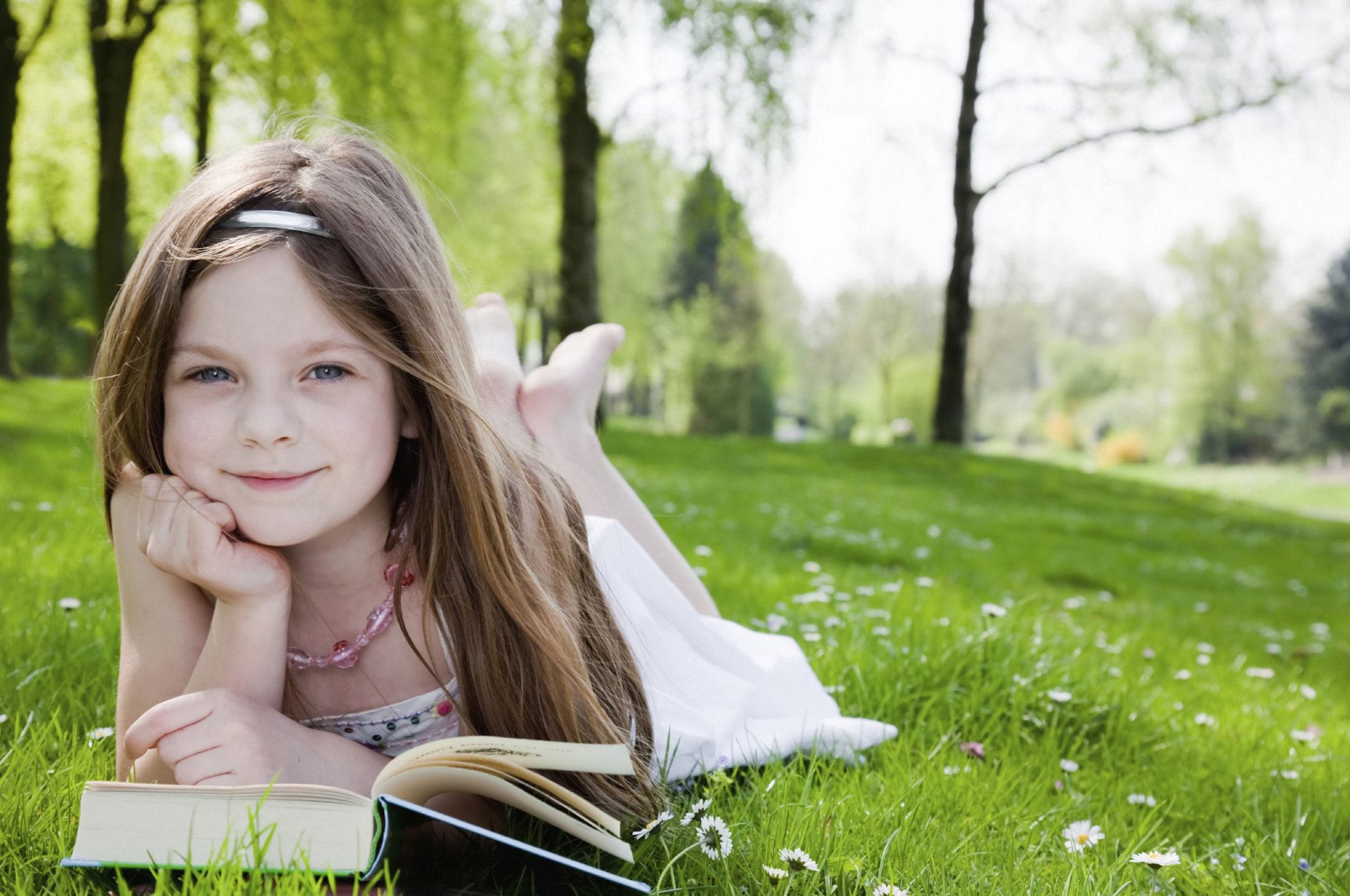 petite fille mignonne mignon lumineux heureux joie bonheur lecture jardin parc arbres herbe fille mignonne mignonne belle blonde heureuse livre enfant enfance enfants d