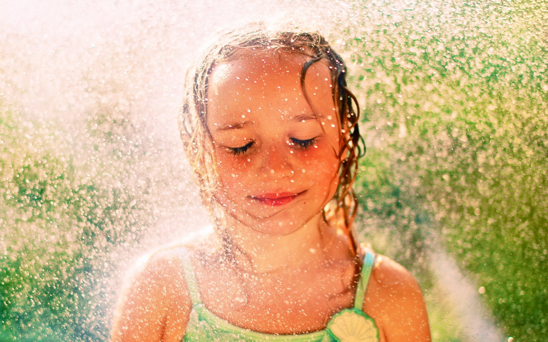 fille pluie été surtension