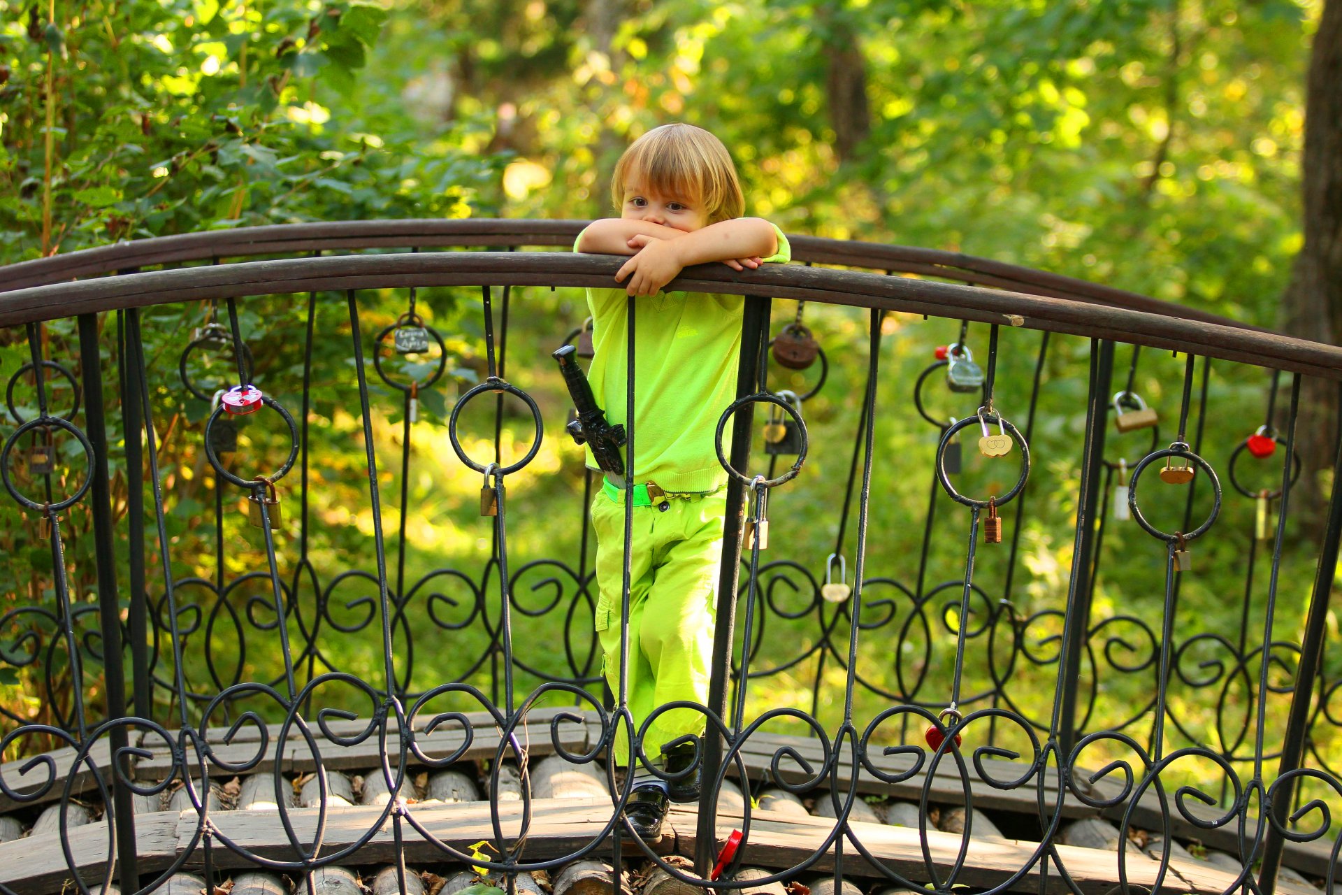 junge baby blond pose nachdenklich schwert anzug brücke bäume zaun schlösser herzen sommer grün