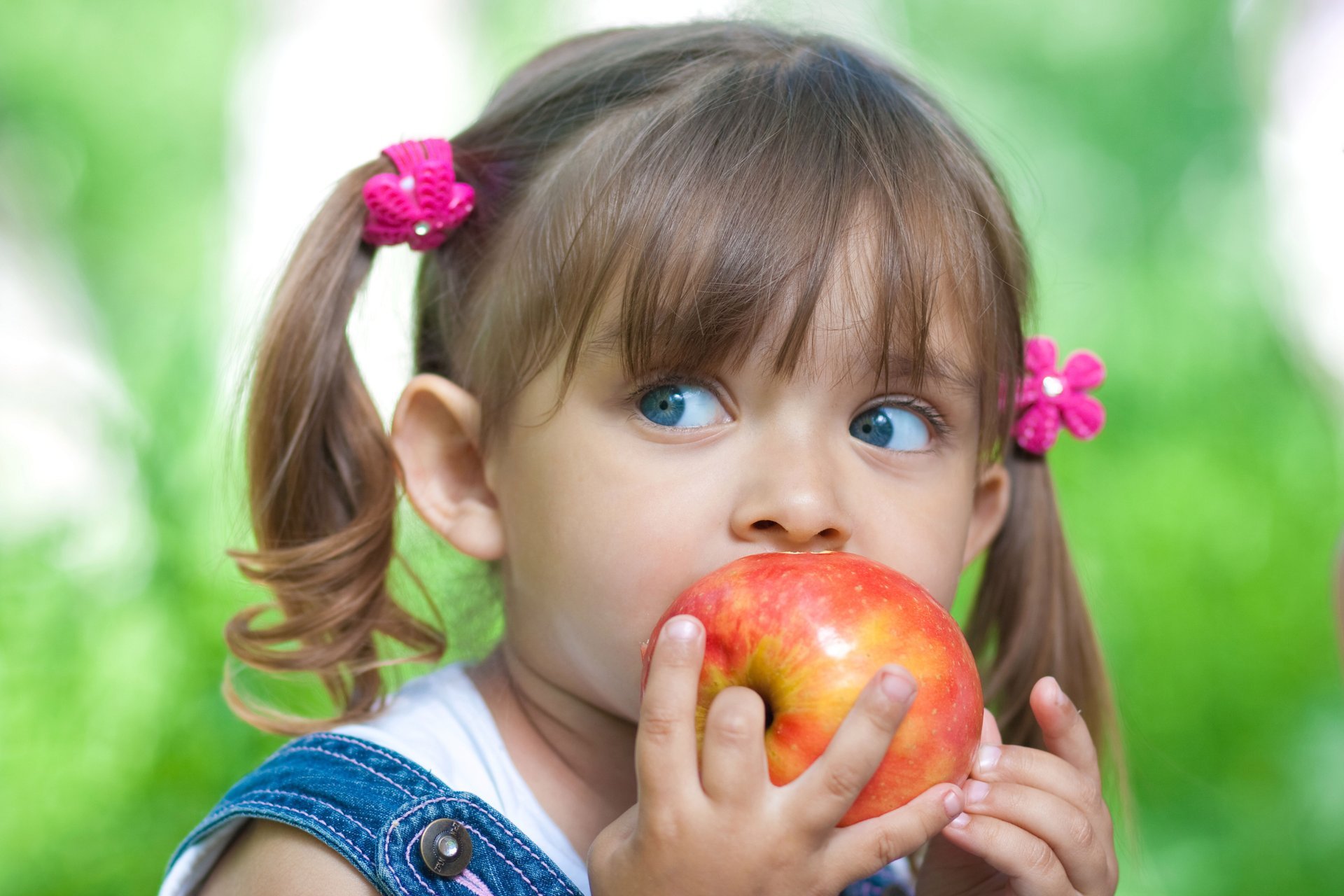 niña rojo manzana azul ojos mirada rojo